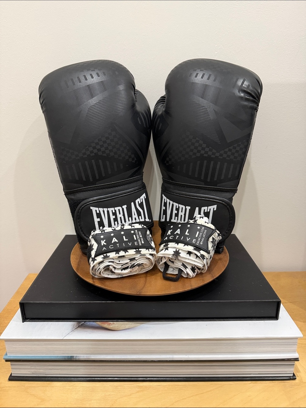 Everlast Classic 12 oz. Black Boxing Gloves with Kali Active Black & White Wraps